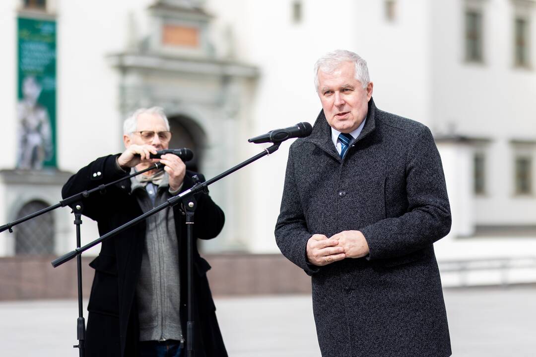Kelios dešimtys žmonių Vilniuje mitingavo prieš karą Ukrainoje