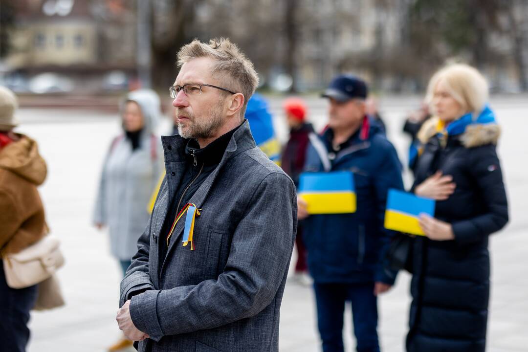 Kelios dešimtys žmonių Vilniuje mitingavo prieš karą Ukrainoje
