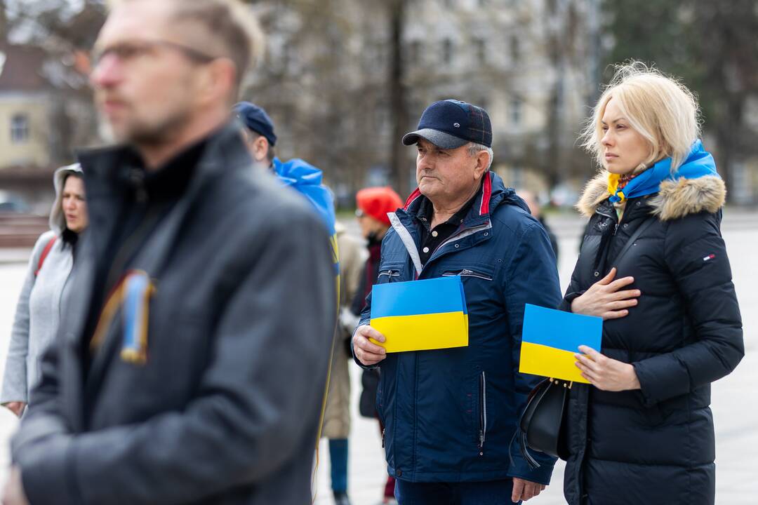 Kelios dešimtys žmonių Vilniuje mitingavo prieš karą Ukrainoje