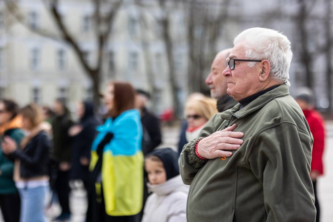 Kelios dešimtys žmonių Vilniuje mitingavo prieš karą Ukrainoje