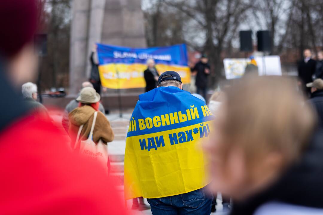 Kelios dešimtys žmonių Vilniuje mitingavo prieš karą Ukrainoje