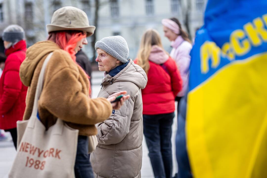 Kelios dešimtys žmonių Vilniuje mitingavo prieš karą Ukrainoje