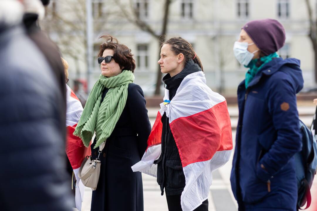 Kelios dešimtys žmonių Vilniuje mitingavo prieš karą Ukrainoje