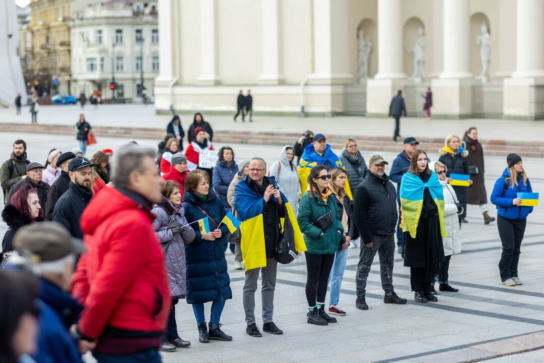 Kelios dešimtys žmonių Vilniuje mitingavo prieš karą Ukrainoje
