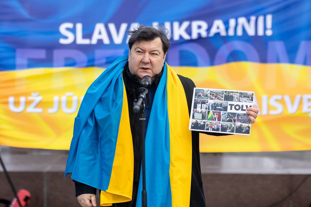 Kelios dešimtys žmonių Vilniuje mitingavo prieš karą Ukrainoje