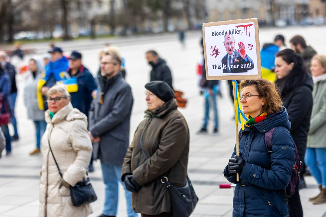 Kelios dešimtys žmonių Vilniuje mitingavo prieš karą Ukrainoje