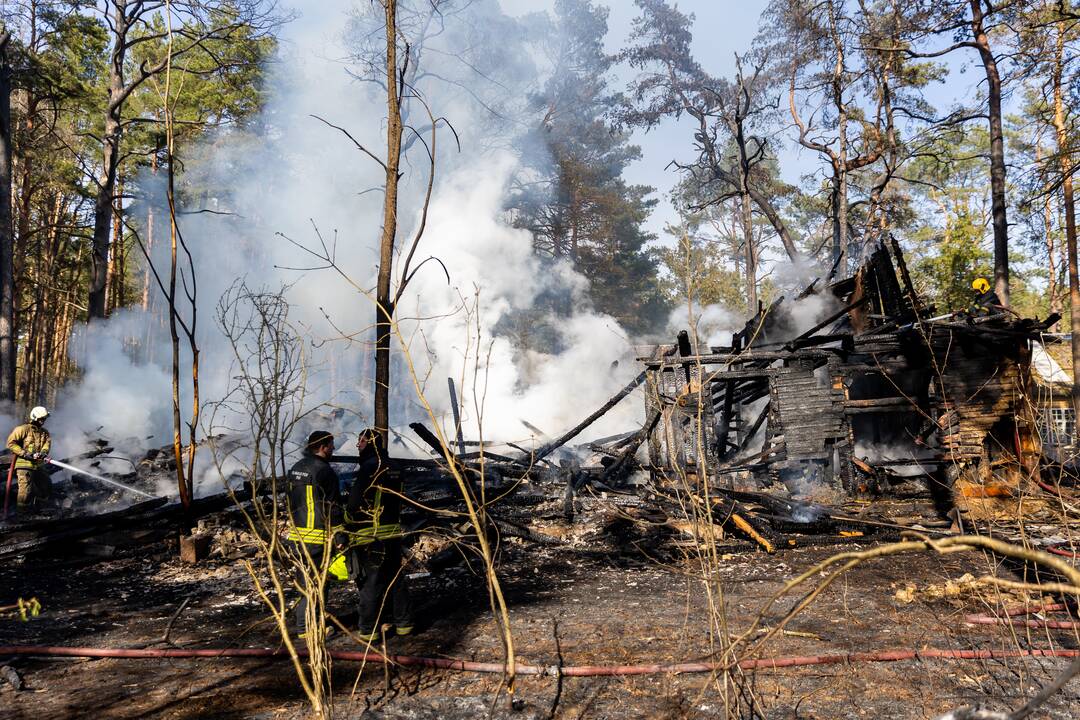 Vilniuje sudegė namas