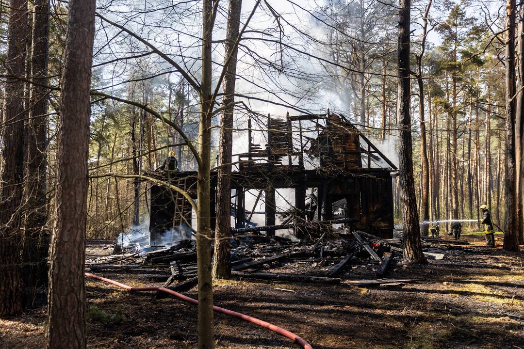 Vilniuje sudegė namas
