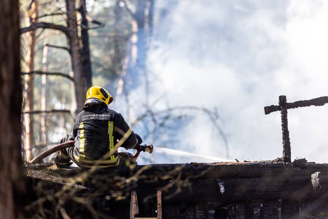 Vilniuje sudegė namas