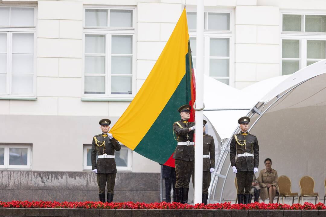 Valstybės vėliavų pakėlimo ceremonija