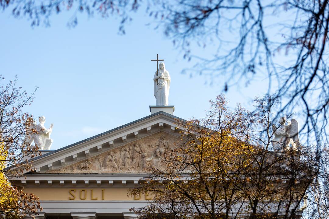 Sugrąžintos skulptūros ant Vilniaus evangelikų reformatų bažnyčios stogo