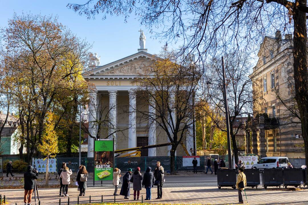 Sugrąžintos skulptūros ant Vilniaus evangelikų reformatų bažnyčios stogo