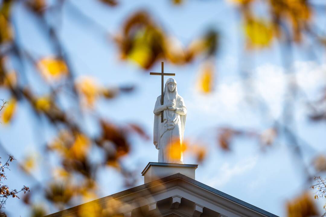 Sugrąžintos skulptūros ant Vilniaus evangelikų reformatų bažnyčios stogo