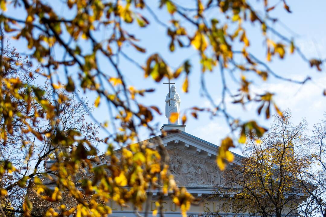 Sugrąžintos skulptūros ant Vilniaus evangelikų reformatų bažnyčios stogo