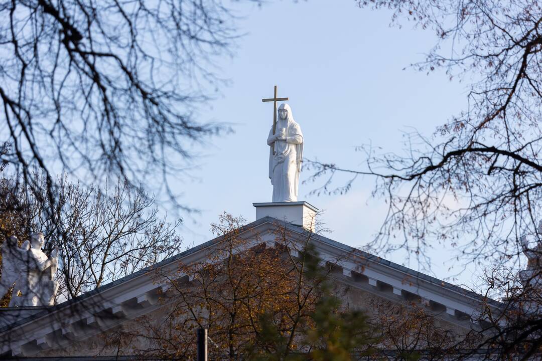 Sugrąžintos skulptūros ant Vilniaus evangelikų reformatų bažnyčios stogo