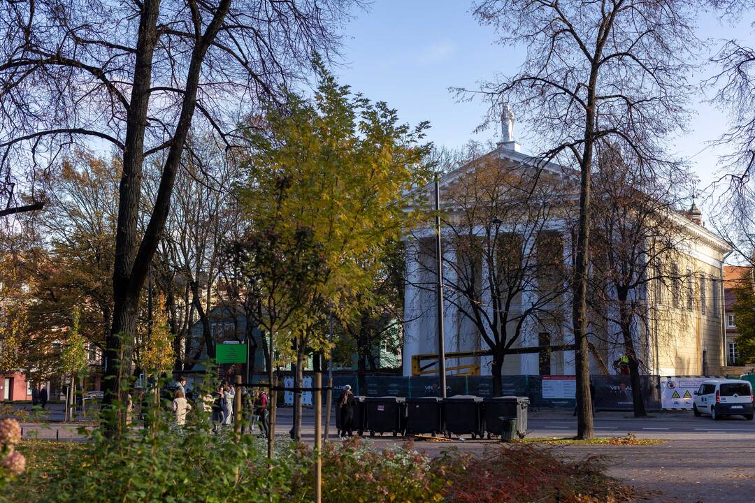 Sugrąžintos skulptūros ant Vilniaus evangelikų reformatų bažnyčios stogo