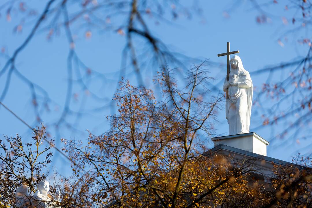 Sugrąžintos skulptūros ant Vilniaus evangelikų reformatų bažnyčios stogo