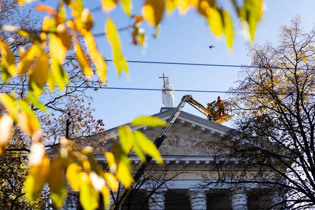 Sugrąžintos skulptūros ant Vilniaus evangelikų reformatų bažnyčios stogo