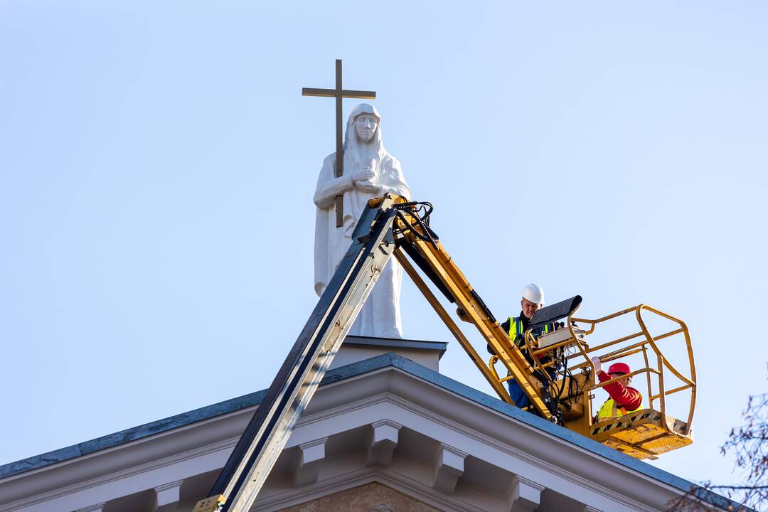 Sugrąžintos skulptūros ant Vilniaus evangelikų reformatų bažnyčios stogo