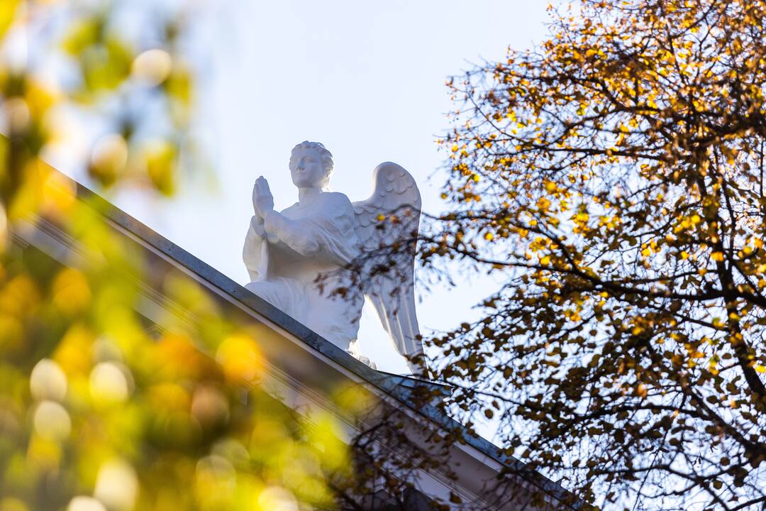 Sugrąžintos skulptūros ant Vilniaus evangelikų reformatų bažnyčios stogo