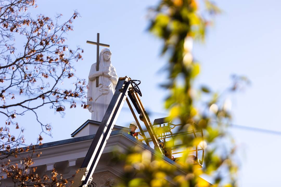 Sugrąžintos skulptūros ant Vilniaus evangelikų reformatų bažnyčios stogo