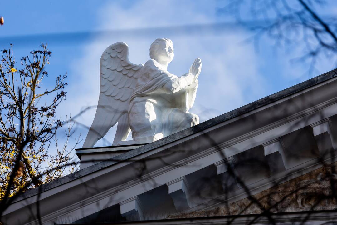 Sugrąžintos skulptūros ant Vilniaus evangelikų reformatų bažnyčios stogo