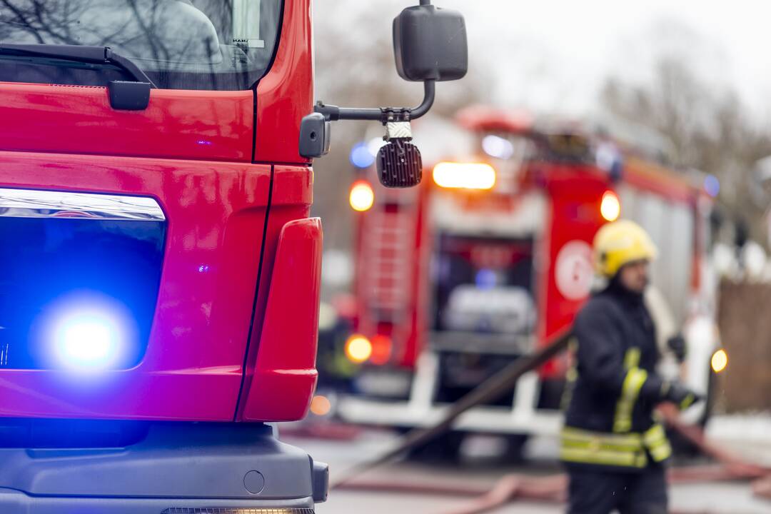 Pranešta apie Vilniuje atvira liepsna degantį namą
