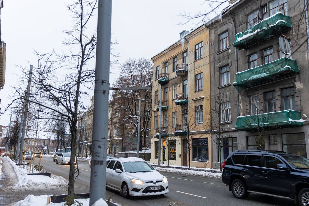 Varvekliai ant namų stogų Mindaugo gatvėje