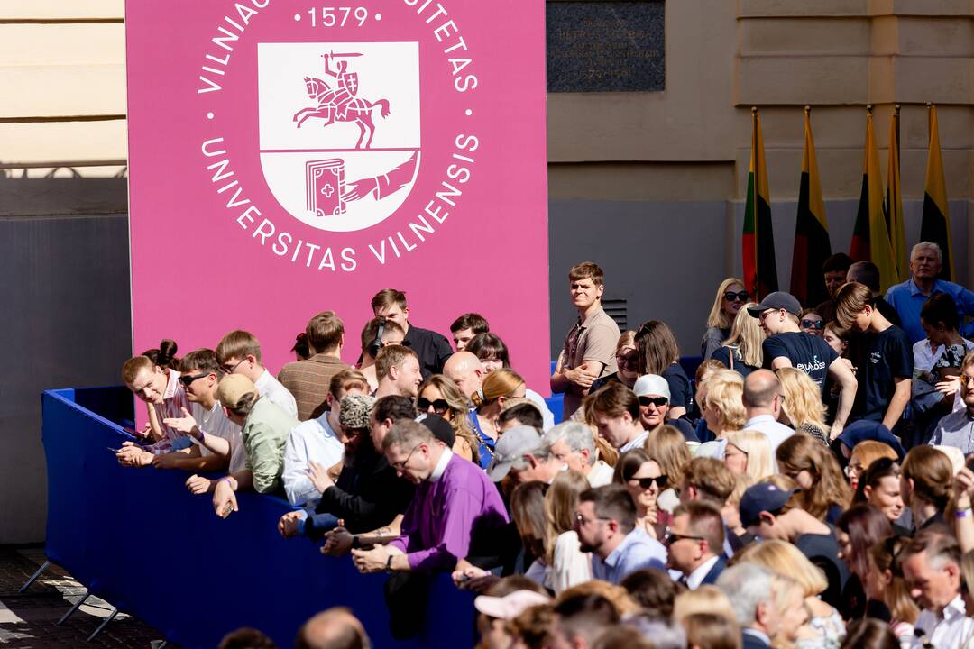 Žmonės renkasi prie Vilniaus universiteto laukdami J. Bideno kalbos