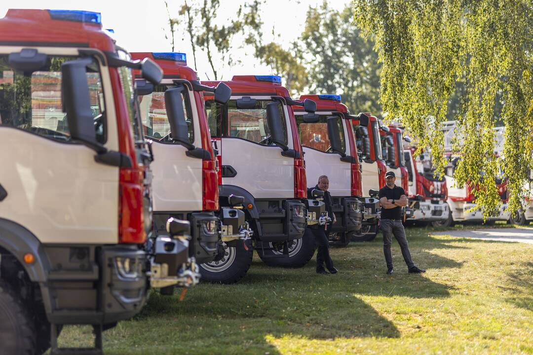 Priešgaisrinėms gelbėjimo tarnyboms perduoti 47 automobiliai