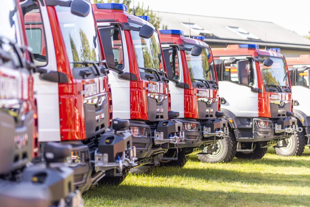 Priešgaisrinėms gelbėjimo tarnyboms perduoti 47 automobiliai