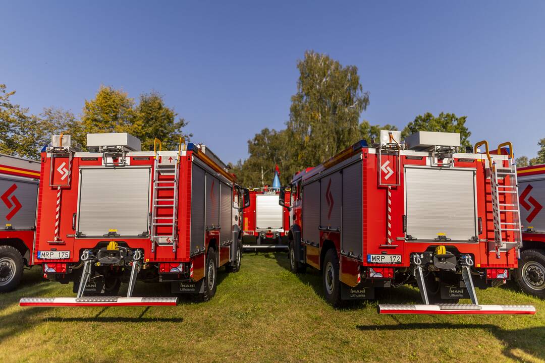 Priešgaisrinėms gelbėjimo tarnyboms perduoti 47 automobiliai