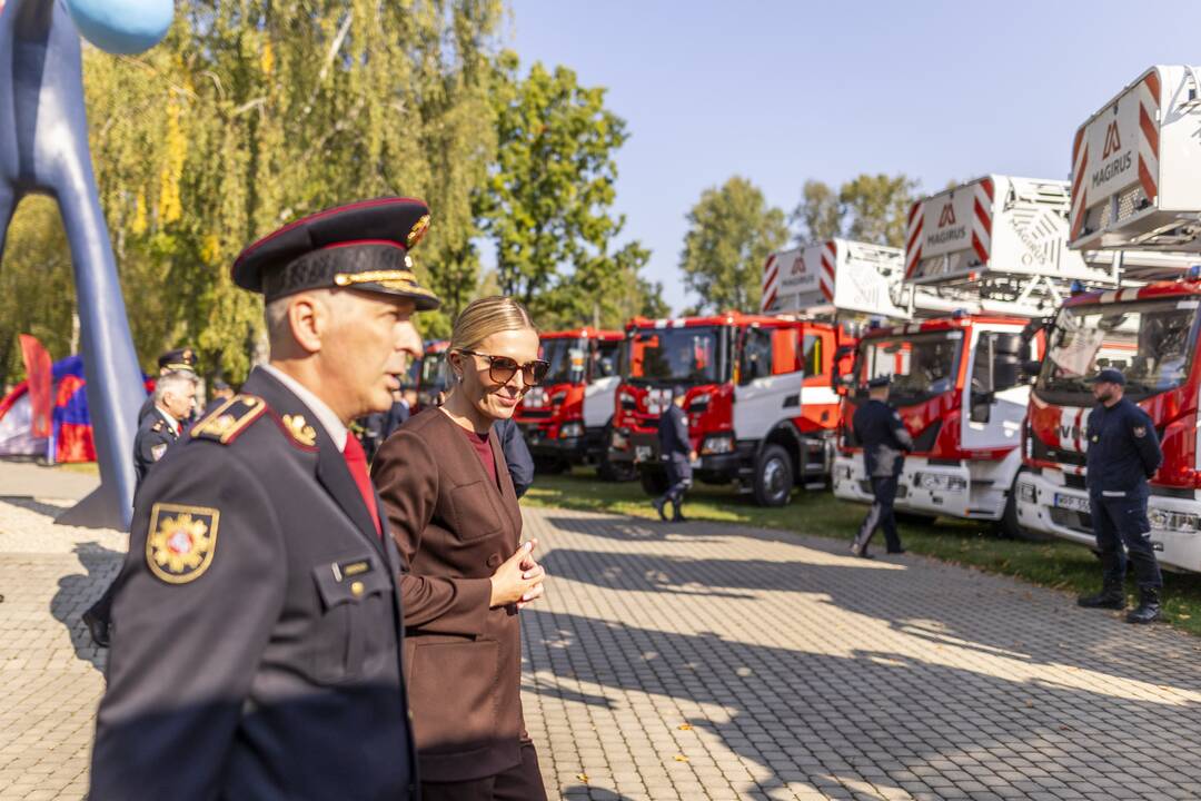 Priešgaisrinėms gelbėjimo tarnyboms perduoti 47 automobiliai