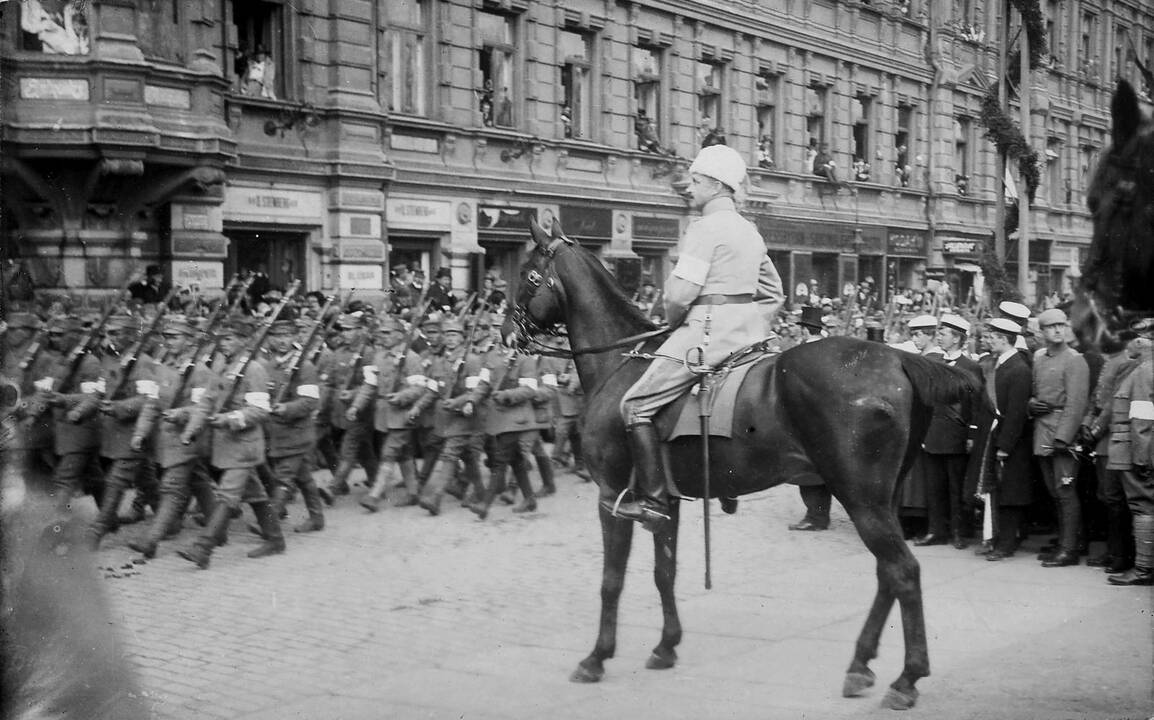 Vokiečių 305 mm mortyrų baterija apšaudo Kauno tvirtovės fortus ir įtvirtinimus. 1915 m. rugpjūčio 15 d. 