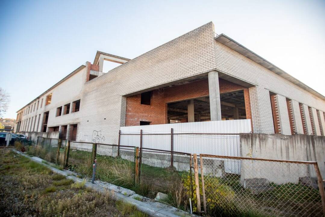 Visuomenės poreikiams perimtas nebaigtas statyti turgaus pastatas: čia bus vaikų darželis