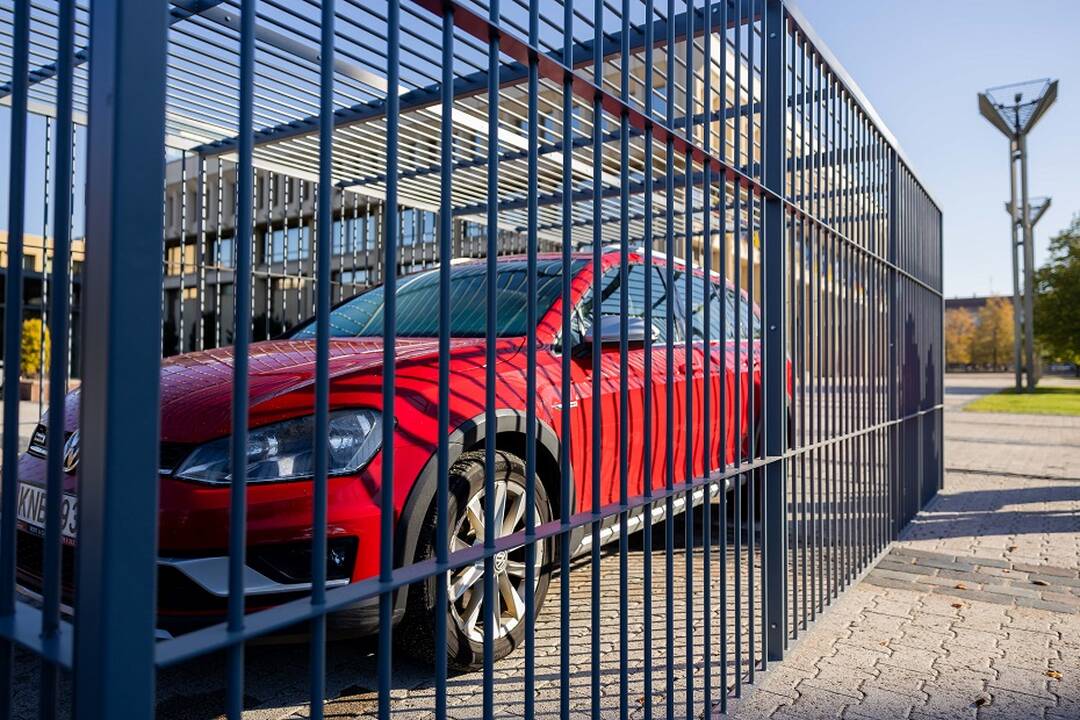 Už grotų – automobilis: apie ką turėtume susimąstyti?