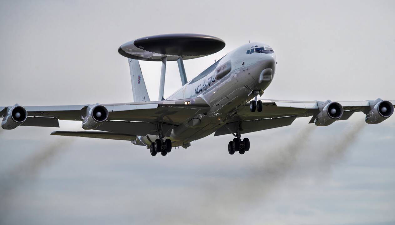 Lietuvoje pirmą kartą dislokuoti keturi žvalgybiniai orlaiviai AWACS