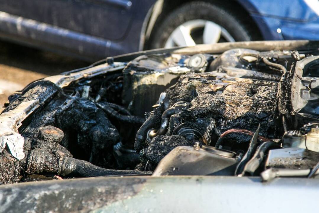 Kaune pleškėjo automobilis: įtariamas padegimas (papildyta)