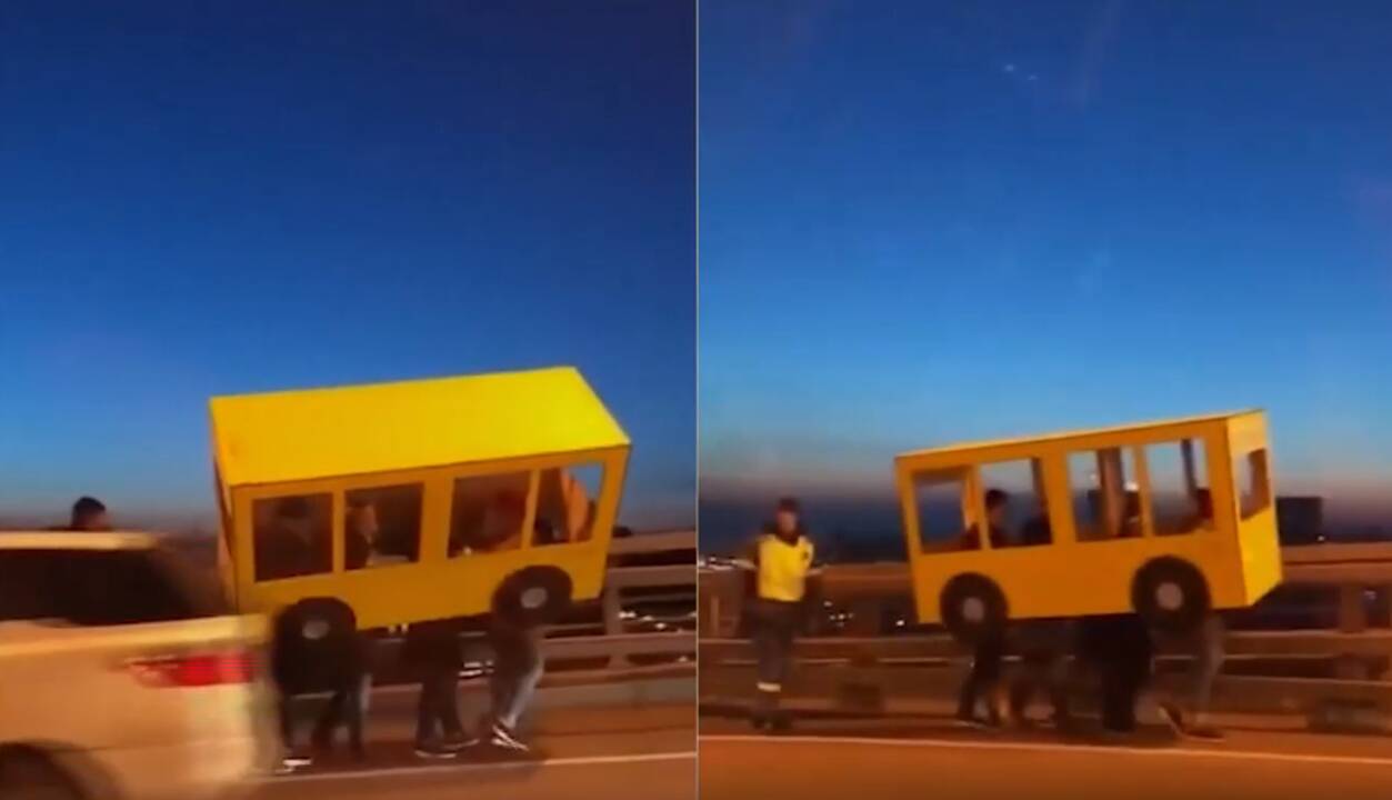 Norėjo pabūti gudručiais: apsirengę autobuso kostiumu, „išriedėjo“ į gatvę