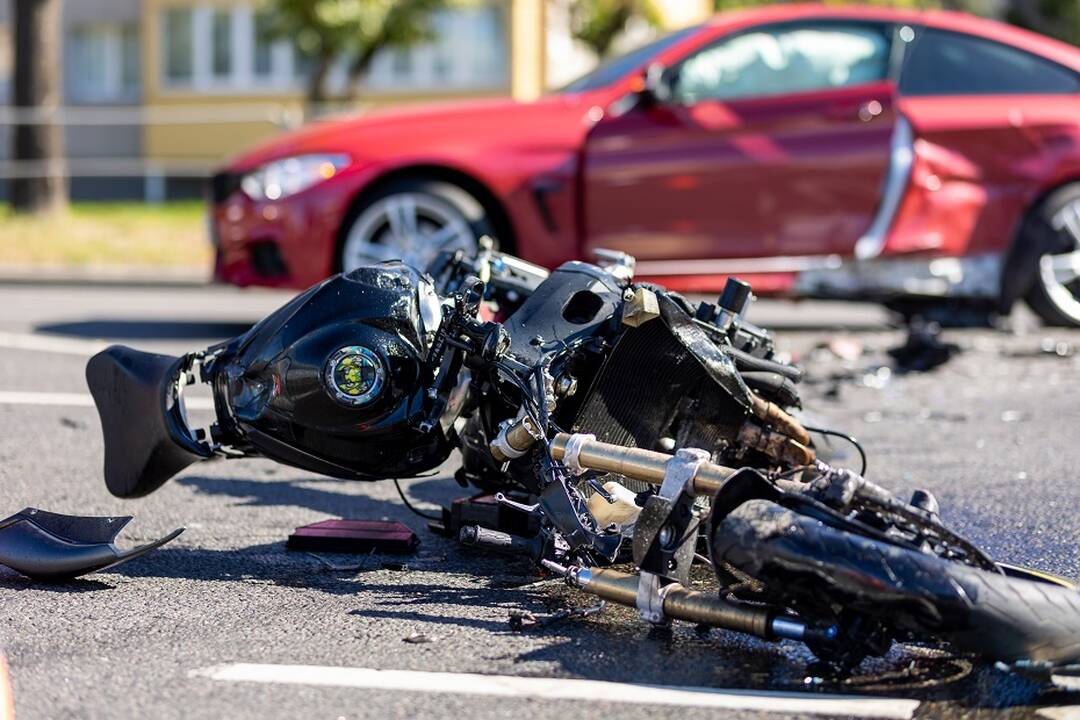 185 km/val. greičiu važiavęs ir 18-metį motociklininką pražudęs vairuotojas nuteistas dėl nužudymo