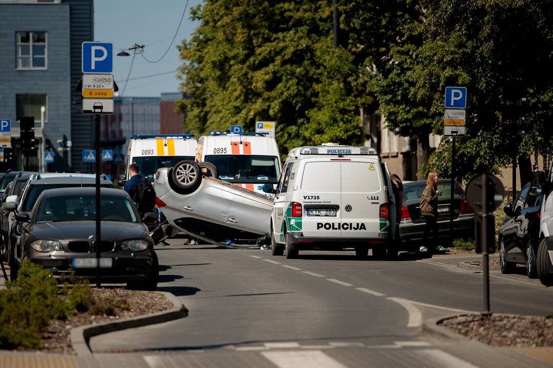 Prie policijos pastato automobilis apsivertė ant stogo