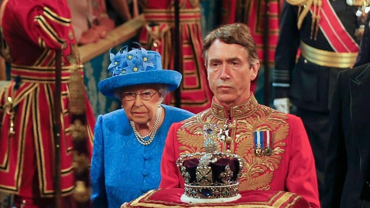 Nepatikėsite, kur per karą buvo slepiami brangakmeniai nuo Britanijos karūnos