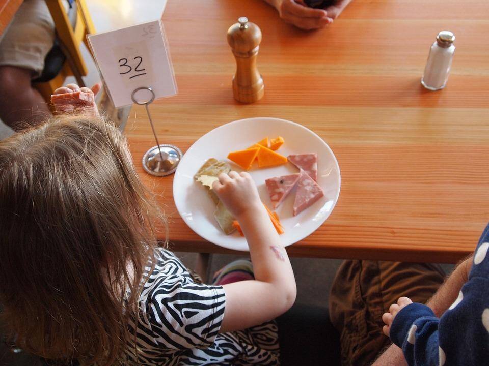 Ministerija gaivina diskusijas dėl nemokamo pradinukų maitinimo 