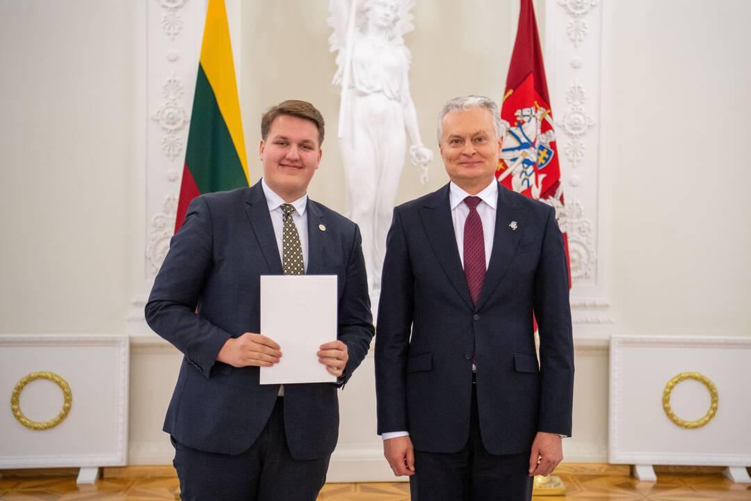 Prezidentas apdovanojo Konstitucijos egzamino nugalėtojus