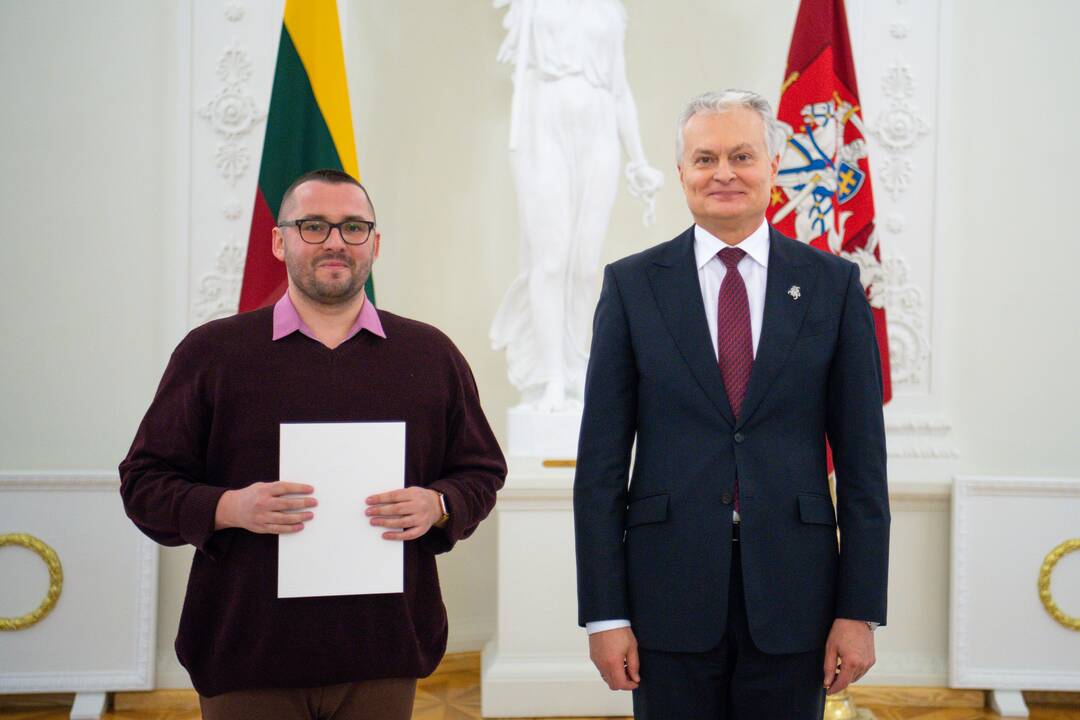 Prezidentas apdovanojo Konstitucijos egzamino nugalėtojus