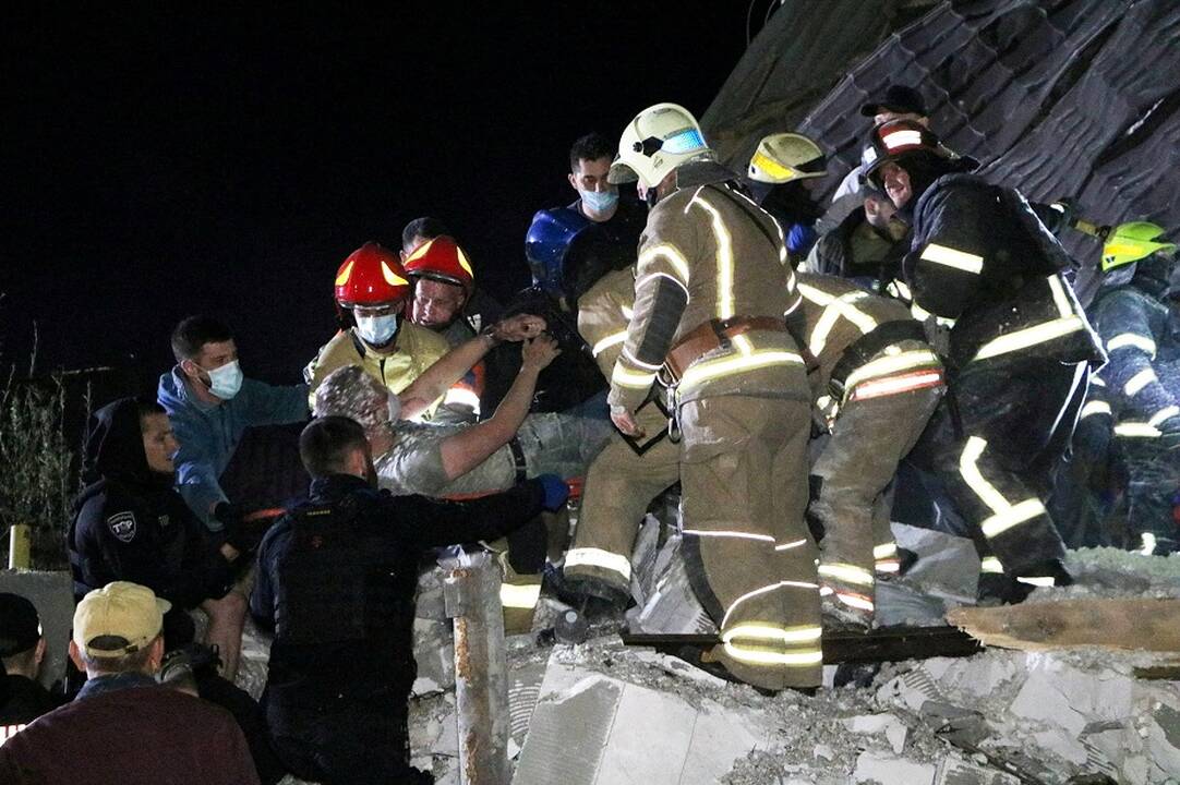 Ukraina: Dnipre per smūgį gyvenamajam rajonui žuvo mergaitė, sužeisti dar 22 žmonės
