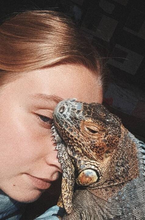 Rimutė Ratkevičienė juos ne tik prižiūri, maitina, bet ir gydo ar migdo savo lovoje.