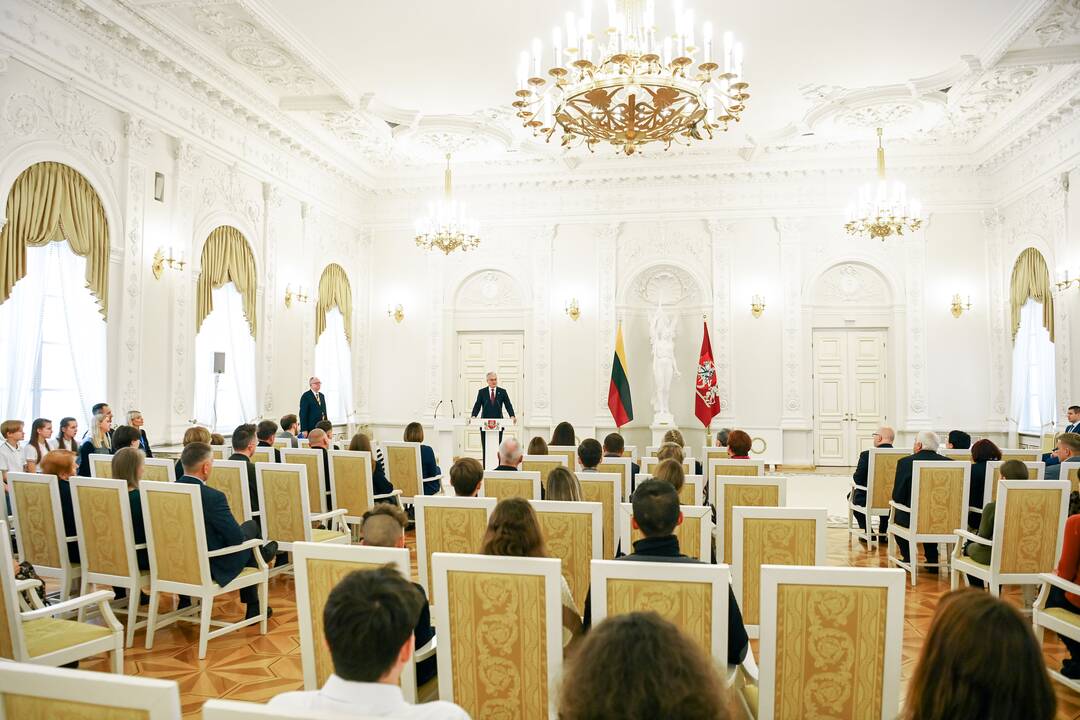 Prezidentas apdovanojo Konstitucijos egzamino nugalėtojus