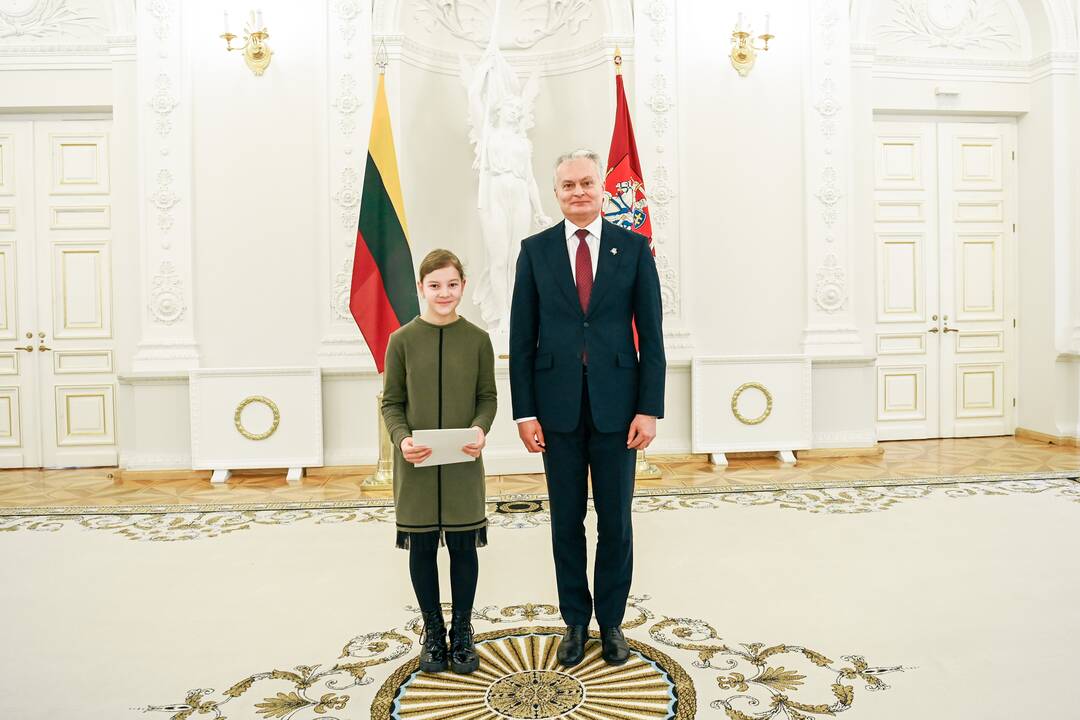 Prezidentas apdovanojo Konstitucijos egzamino nugalėtojus