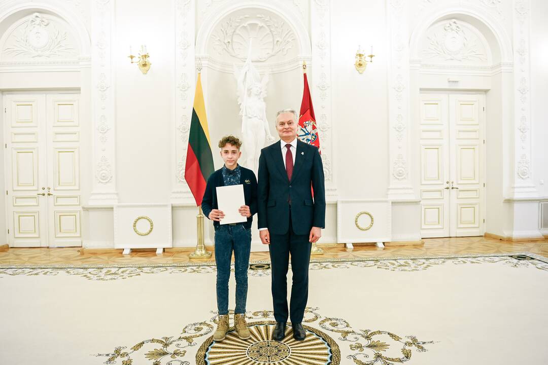Prezidentas apdovanojo Konstitucijos egzamino nugalėtojus